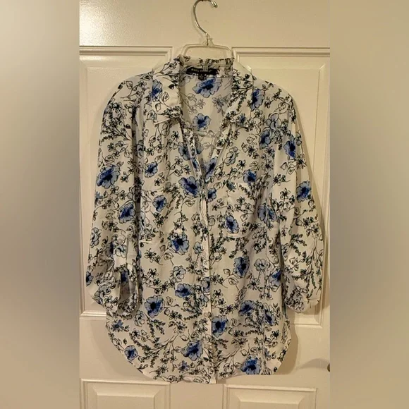 Beautiful button up blouse - Picture 1 of 11